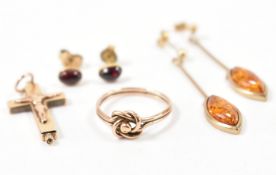ASSORTMENT OF VINTAGE GOLD JEWELLERY