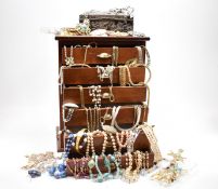 ASSORTMENT OF VINTAGE COSTUME JEWELLERY