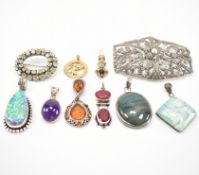 ASSORTMENT OF PENDANTS & BROOCHES