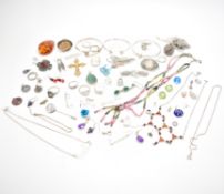 ASSORTMENT OF VINTAGE SILVER & WHITE METAL JEWELLERY