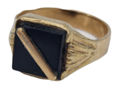 9CT GOLD & ONYX SIGNET RING
