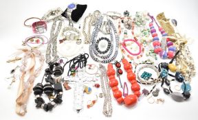 COLLECTION OF VINTAGE COSTUME JEWELLERY