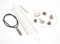 ASSORTMENT OF SILVER CHAINS & PENDANTS