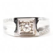 18CT WHITE GOLD & DIAMOND RING