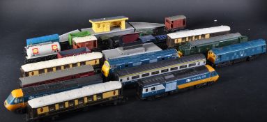 COLLECTION OF ASSORTED 00 GAUGE MODEL RAILWAY LOCOS & ACCESSORIES