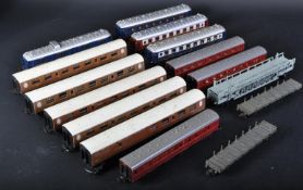 COLLECTION OF ASSORTED 00 GAUGE MODEL RAILWAY CARRIAGES