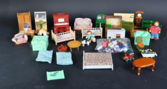 COLLECTION OF ASSORTED DOLLS HOUSE FURNITURE