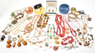 COLLECTION OF ASSORTED COSTUME JEWELLERY