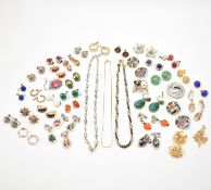 ASSORTMENT OF VINTAGE CLIP ON EARRINGS