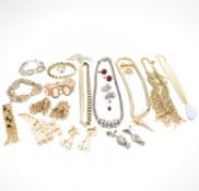ASSORTMENT OF VINTAGE COSTUME JEWELLERY