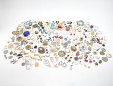 ASSORTMENT OF VINTAGE COSTUME JEWELLERY