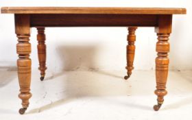 EARLY 20TH CENTURY OAK EXTENDING DINING TABLE