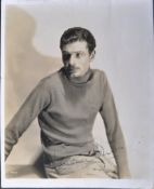 LAURENCE OLIVIER (1907-1989) - AUTOGRAPHED 8X10