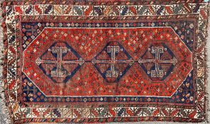 A PERSIAN ISLAMIC SHIRAZ RUG / CARPET