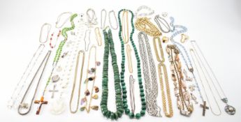 ASSORTMENT OF VINTAGE COSTUME JEWELLERY