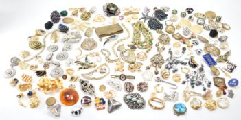 COLLECTION OF VINTAGE COSTUME JEWELLERY