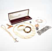 ASSORTMENT OF VINTAGE JEWELLERY