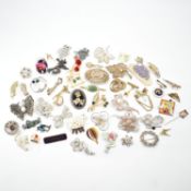 ASSORTMENT OF VINTAGE BROOCH PINS