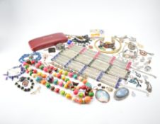 COLLECTION OF VINTAGE JEWELLERY