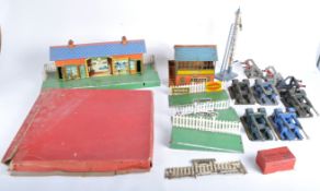 COLLECTION OF VINTAGE HORNBY SERIES O GAUGE RAILWAY ACCESSORIES