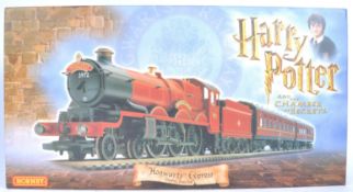 HORNBY 00 GAUGE HARRY POTTER HOGWARTS EXPRESS TRAINSET