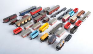COLLECTION OF ASSORTED VINTAGE 00 GAUGE MODEL RAILWAY ROLLING STOCK