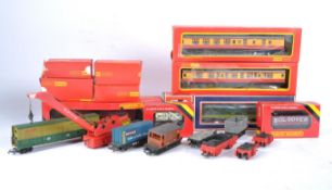 COLLECTION OF ASSORTED 00 GAUGE MODEL RAILWAY ITEMS