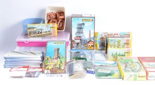 COLLECTION OF ASSORTED 00 / HO GAUGE TRACKSIDE BUILDINGS