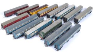 COLLECTION OF VINTAGE TRIANG / HORNBY 00 GAUGE CARRIAGES