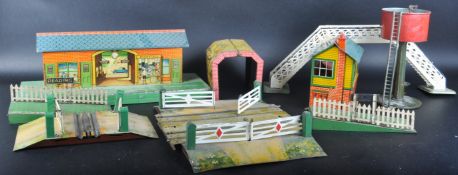 COLLECTION OF VINTAGE HORNBY O GAUGE TINPLATE ACCESSORIES