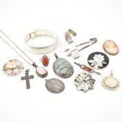 COLLECTION OF ASSORTED SILVER JEWELLERY