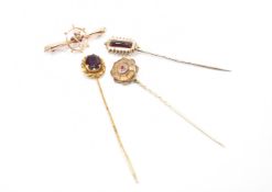 GROUP OF VICTORIAN JEWELLERY - STICK PINS & BAR BROOCH