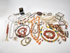 COLLECTION OF VINTAGE COSTUME JEWELLERY