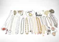 COLLECTION OF VINTAGE CHAIN & PENDANT NECKLACES