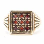 HALLMARKED 9CT GOLD AND GARNET RING