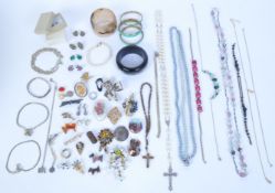 COLLECTION OF VINTAGE COSTUME JEWELLERY