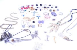 COLLECTION OF ASSORTED VINTAGE JEWELLERY