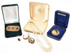 COLLECTION OF VINTAGE JEWELLERY - CIRO & BROOCHES