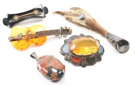 GROUP OF VICTORIAN & VINTAGE BROOCHES