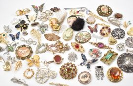 COLLECTION OF VINTAGE BROOCHES