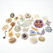 COLLECTION OF VINTAGE MID 20TH CENTURY BROOCHES