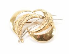 VINTAGE 9CT GOLD CRESCENT BROOCH