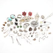 ASSORTMENT OF SILVER & WHITE METAL EARRINGS & BROOCHES