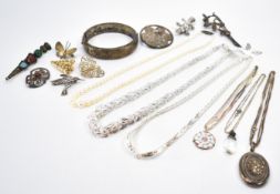 ASSORTMENT OF SILVER JEWELLERY