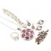 ASSORTMENT OF VINTAGE SILVER JEWELLERY