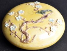 19TH CENTURY CHINESE MONOCHROME YELLOW LIDDED POT