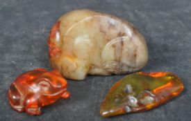 VINTAGE CHINESE HARSTONE TIGER & AMBER FROG.