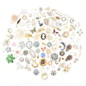 LARGE COLLECTION OF COSTUME JEWELLERY BROOCHES