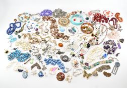 ASSORTMENT OF VINTAGE COSTUME JEWELLERY