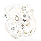 LARGE COLLECTION OF VINTAGE JEWELLERY